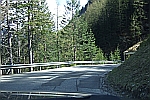 Eng und kurverreich verluft die Strae ins Tal