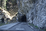 vor der Einfahrt in den Tunnel mu klar sein, dass kein Fahrzeug entgegen kommt