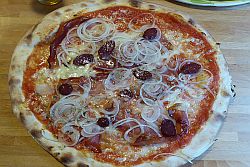 Pseirer Pizza mit Tomatensoße, Büffelmozzarella, Speck, Kaminwurzen, Zwiebeln und Oregano
