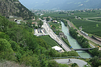 Blick auf die Vinschgauer Staatsstraße mit Etsch und Parkplatz