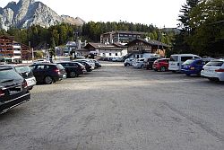 großer Parkplatz an der Talstation der Umlaufbahn Falzeben