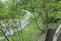 oberhalb der Bahnlinie und Vinschgauer Staatsstrae verluft der Waalweg