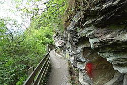 an Felsen vorbei