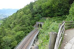 und immer wieder wird die Bahnlinie berquert