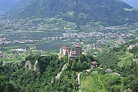 Schloss Tirol und im Hintergrund Algund