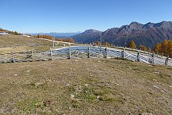 Regenrckhaltebecken fr die Schneekanonen und im Sommer Freizeitspa fr Gro und Klein